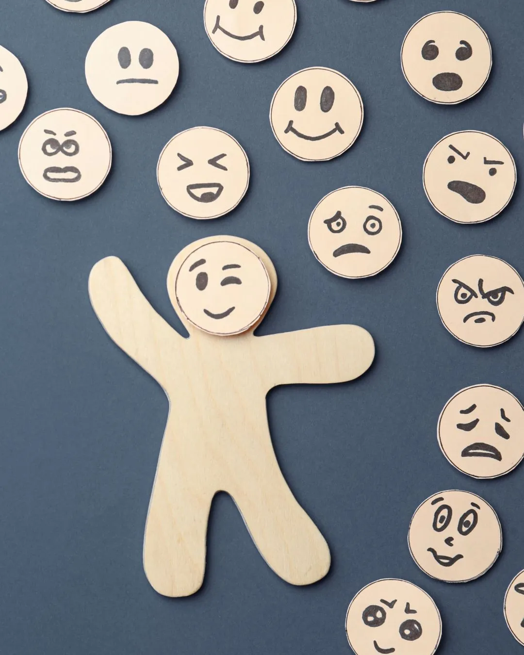 Image représentant un bonhomme qui jongle avec différents visages avec des émotions différentes.